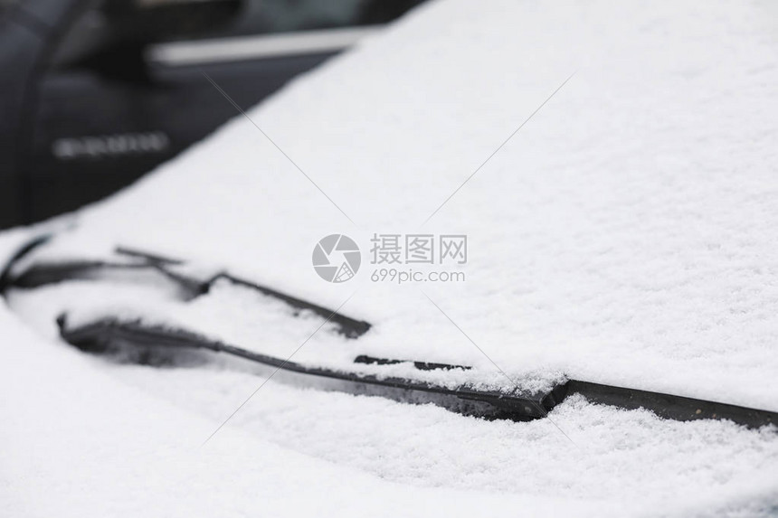 第一场秋雪中农村公路上的一辆汽车乡间小路上的第一场冬图片