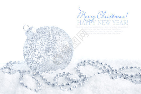 白色背景雪地上的圣诞银饰图片