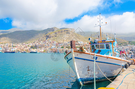 典型的希腊渔人船站在港口图片