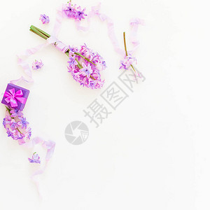 粉红色花束和戒指盒图片