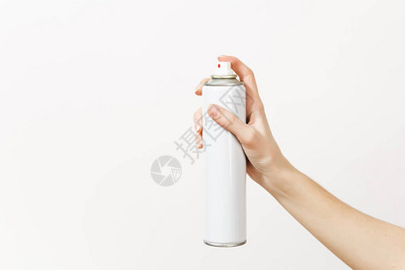 关闭女手水平持有空喷雾瓶与复制空间隔离在白色背景图片