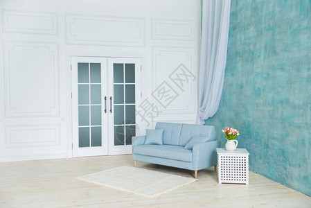 白色房间是蓝色沙发图片