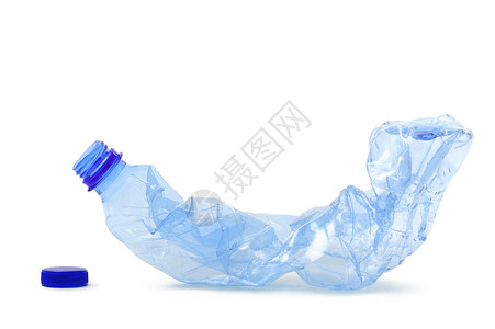 被击碎的塑料瓶在白色背景背景图片