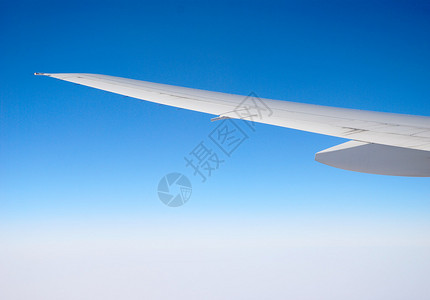 云层上方的机翼运输机细节图片