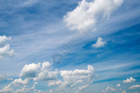 蓝色天空和白云毛状白色云层图片