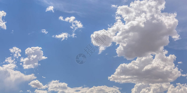 湛蓝的天空与白色的浮云图片