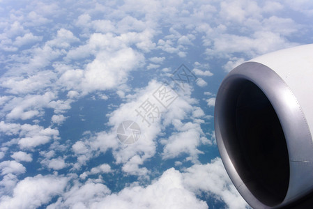 飞机窗外的云彩和天空图片