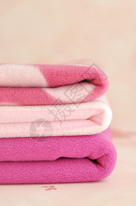 一堆粉红色的羊毛织物图片