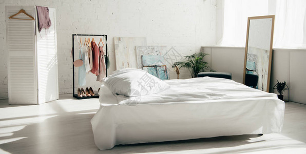 带有床和衣橱的现代白色图片