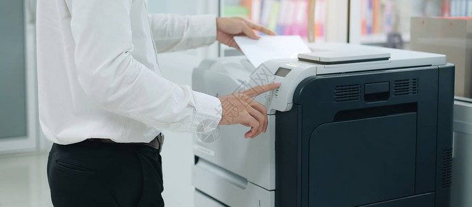 办公室打印机扫描仪或激光复印机面板上的商务背景图片