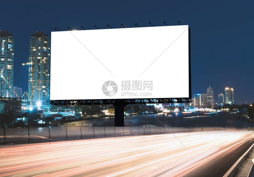 户外广告的空白模板或黄昏时分在高速公路上的空白广告牌屏幕上有剪切路径可用于贸易展览广图片