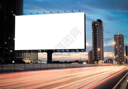 广告概念户外广告空白模板或黄昏时高速公路上的空白广告牌屏幕上有剪切路径可用于贸易展图片