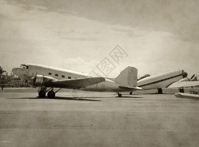 老飞机复古魅力：机场跑道上螺旋桨飞机的历史性停放图片