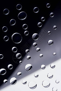 黑色灰色和白色背景上透明水滴图片