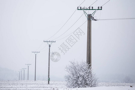 电塔高压电线冬天被冰雪覆盖图片