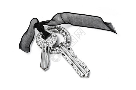 白色背景上的两把钥匙和黑丝带图片