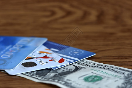 信用卡和金钱美元与图片