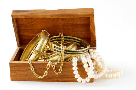 宝箱黄金首饰手镯和珍珠图片