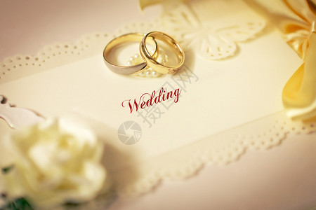 结婚戒指和带弓的结婚请柬图片