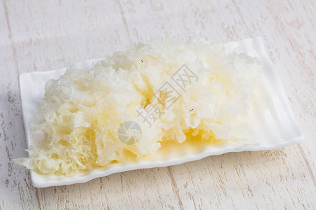 木桌上美味的甜白银耳菜图片