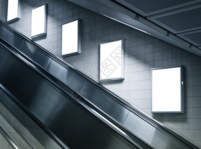 模拟地铁站自动扶梯一侧的广告牌广告图片