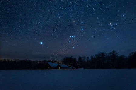 明星发布会明星的黑暗天空和寒冬夜晚在喀尔巴背景