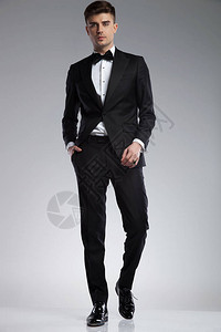 穿着黑色燕尾服的轻松时尚男士图片