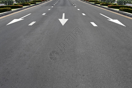 地面道路上的交通标志图片