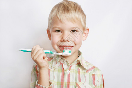男孩清洁牙齿的画像图片