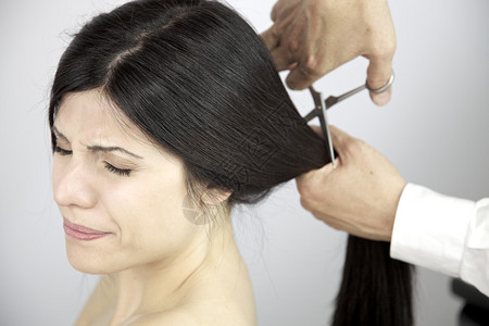 女人觉得有力量剪长头发来改背景图片