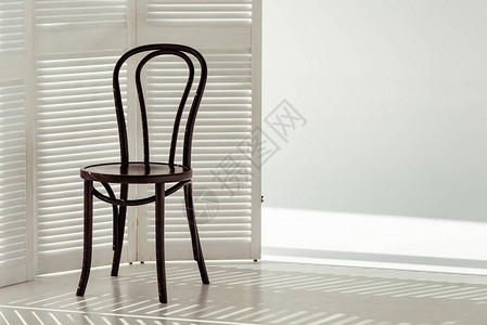 黑色木椅和白色房间隔板图片
