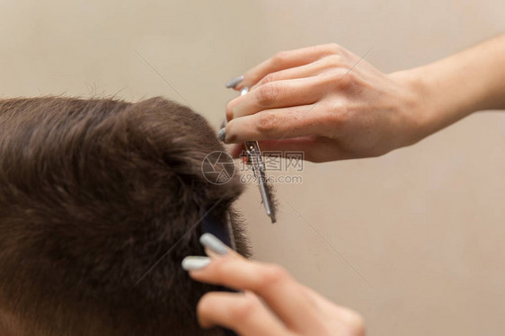 在理发店或美发沙龙进行男士发型设计和理发图片