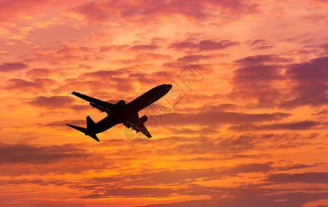 日落时飞向高空的高空的太阳月光客机图片