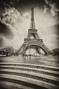 巴黎埃菲尔铁塔和塞纳河的楼图片