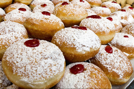 HanukkahDoughnuts在犹太教堂犹太节日期间在一个市图片