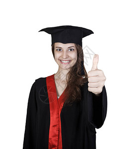在毕业礼服上微笑的年轻女图片