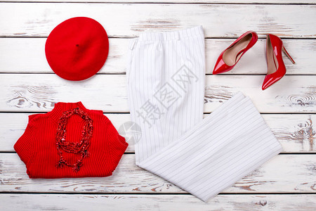 穿红色毛衣贝雷帽鞋跟和项链白裤子图片