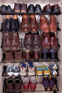 鞋柜配旧皮男拖鞋图片