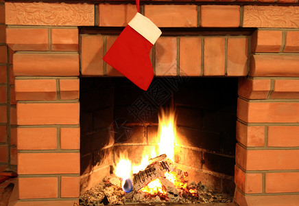 挂在壁炉上的圣诞袜图片