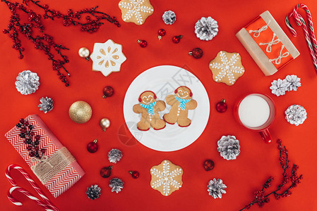 圣诞装饰的顶视图盘上有姜面包饼干背景图片