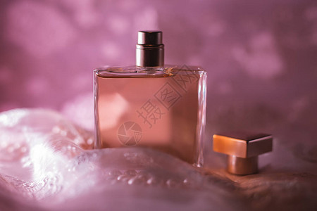 优雅的粉红色香水瓶图片