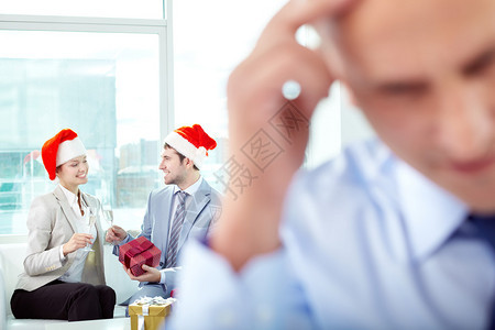 工作的人和同事在中庆祝圣诞节并一图片