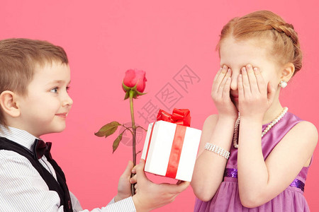小男孩给女朋友送玫瑰和礼物盒送图片