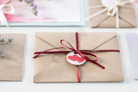 在白色婚礼邀请卡设计概念上隔离的信封或请柬收集图片