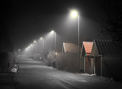 雾天晚上的郊区街道图片