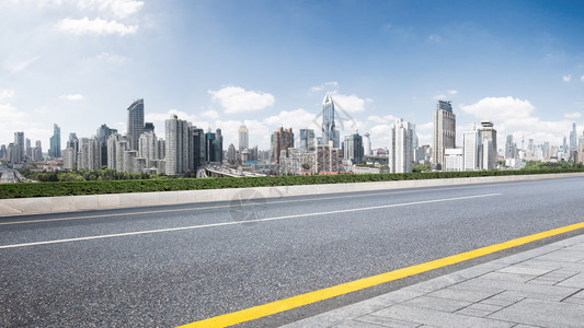 从空荡的道路看上海的城市景观和天际线图片