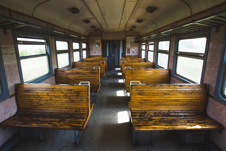 有木位子的老空的火车图片