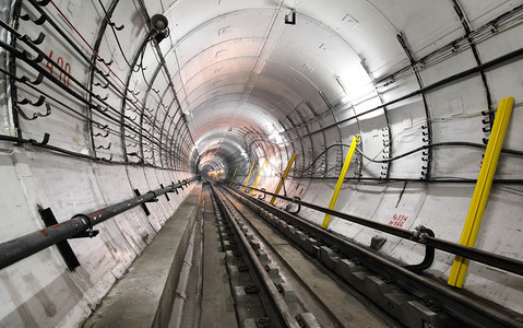 地铁隧道的建设背景图片