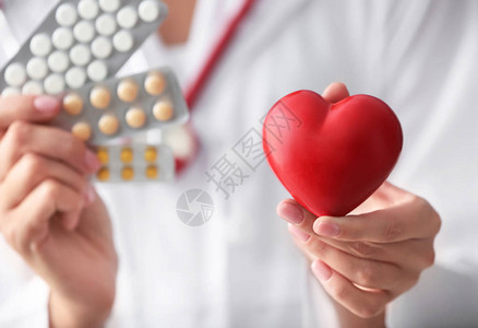 红心和药片的心脏图片