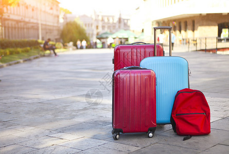 行李包括3个大手提箱和在街上旅行的背包图片
